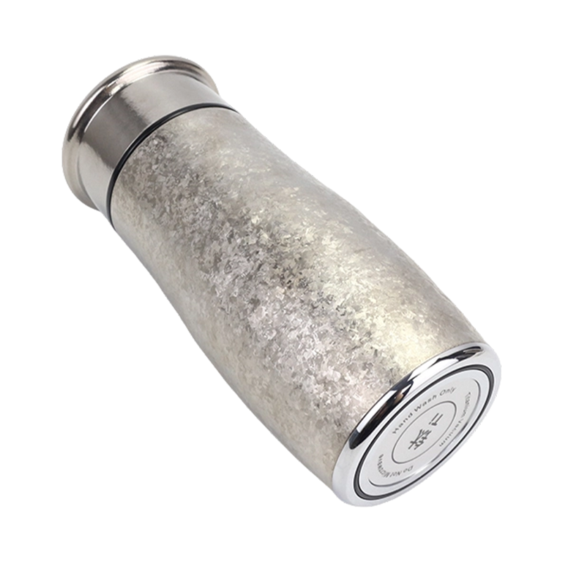 Taza curva de titanio de 260 ml con colador de té